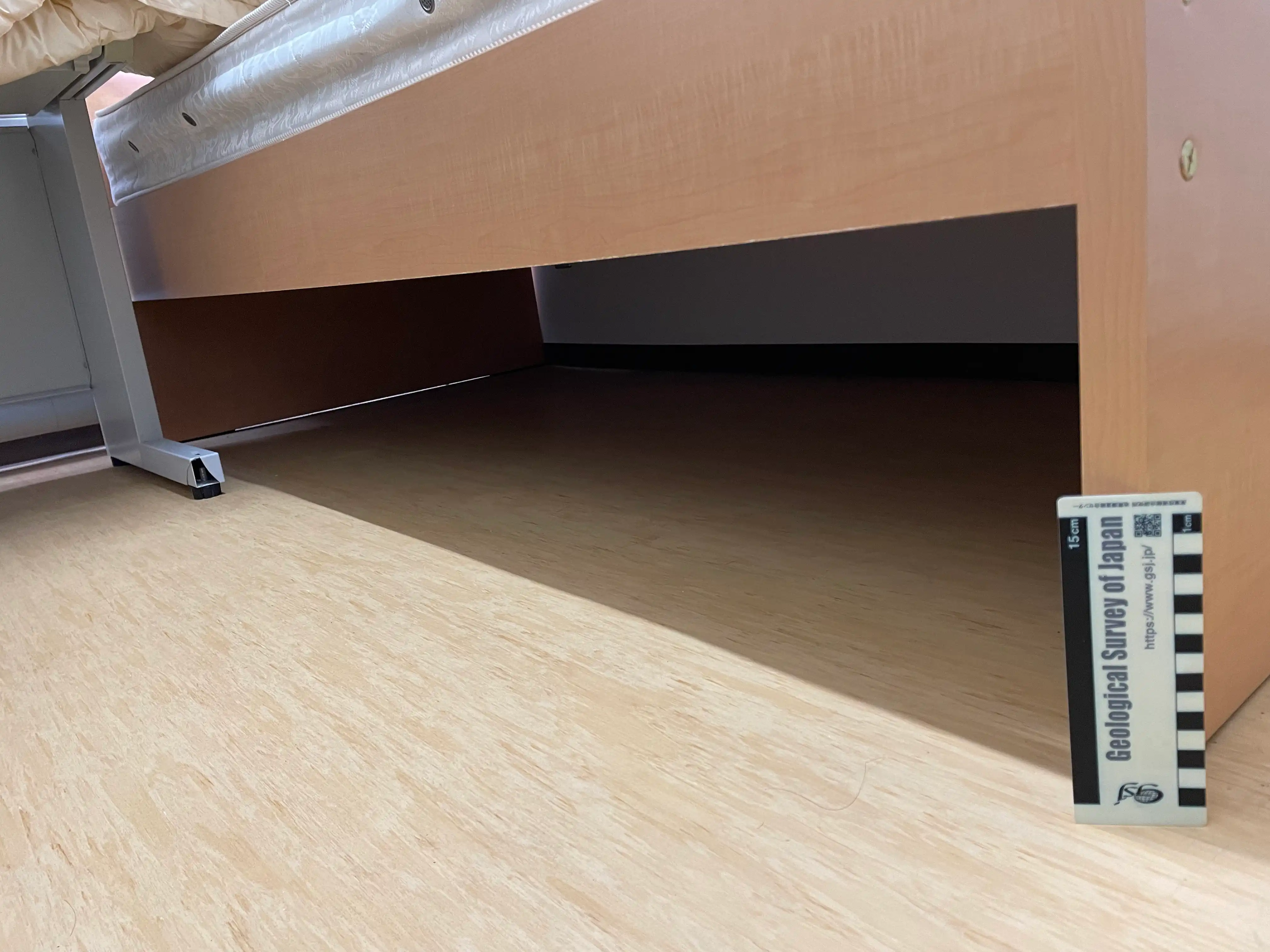 筑波大学学生宿舎のベッド下の画像。30cmほどの隙間が存在することが分かる